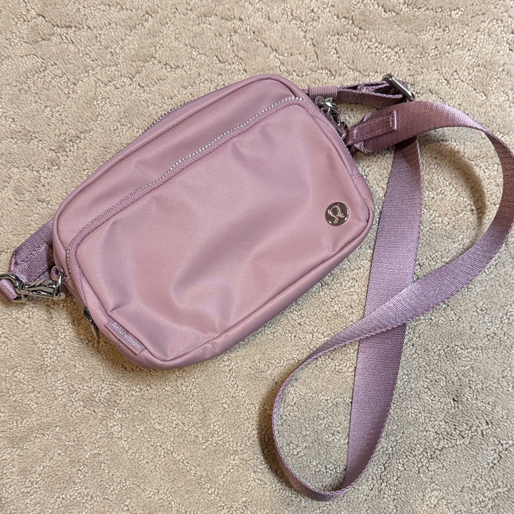 Lululemon Everywhere Crossbody Bag 2L